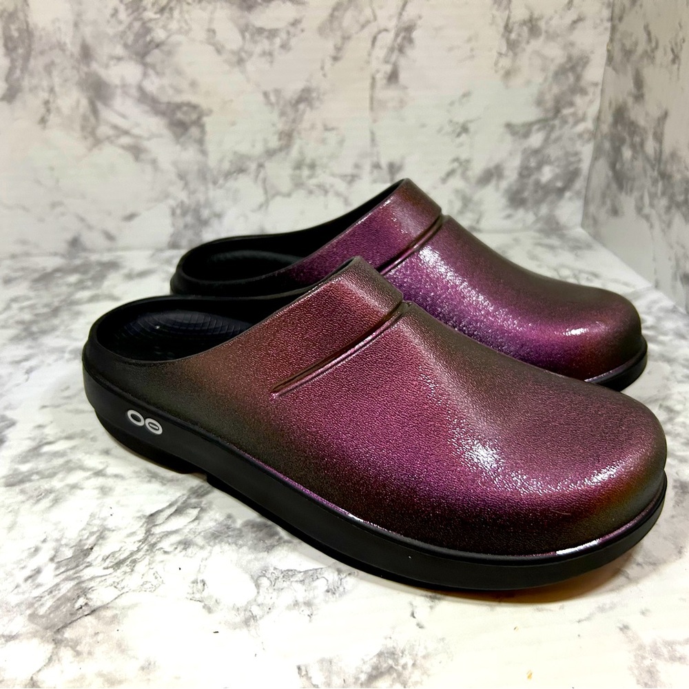 OOFOS Women's Mules in Shimmering Purple and Black